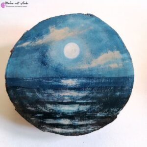 Vollmond über dem Meer mit Acryl auf einer Astscheibe gemalt und mit Gießharz veredelt