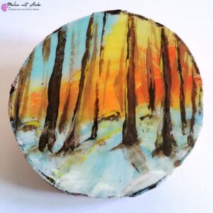 Sonnenuntergang im Winterwald auf einer Astscheibe gemalt und mit Gießharz veredelt